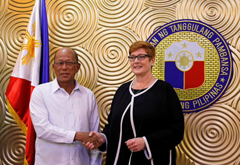 © Reuters. Australian Defense Minister Marise Payne shakes hands with her Filipino counterpart Delfin Lorenzana in Pasay, Metro Manila