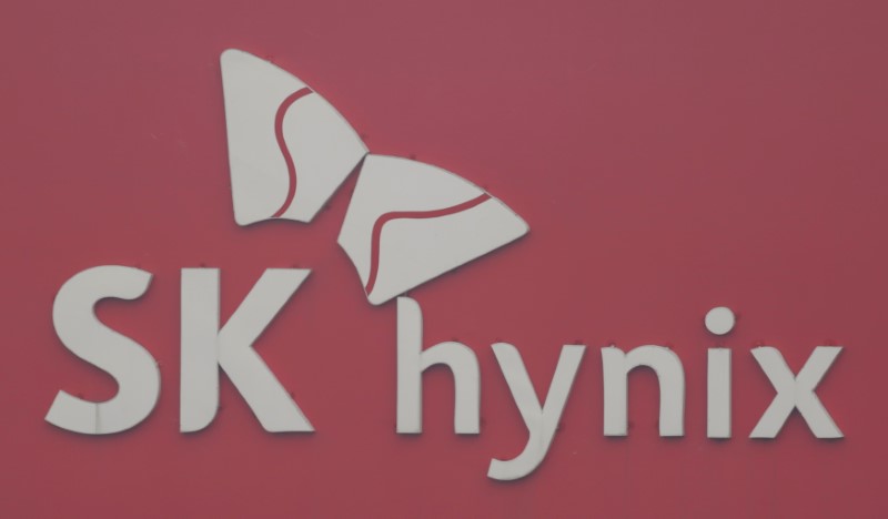 © Reuters. FILE PHOTO: The logo of SK Hynix is seen at a plant in Icheon
