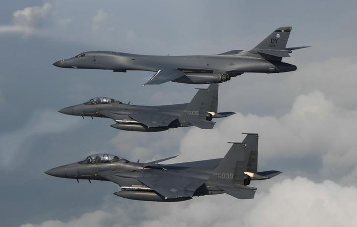 © Reuters. اليابان: مقاتلاتنا أجرت تدريبا مع قاذفات أمريكية فوق بحر الصين الشرقي
