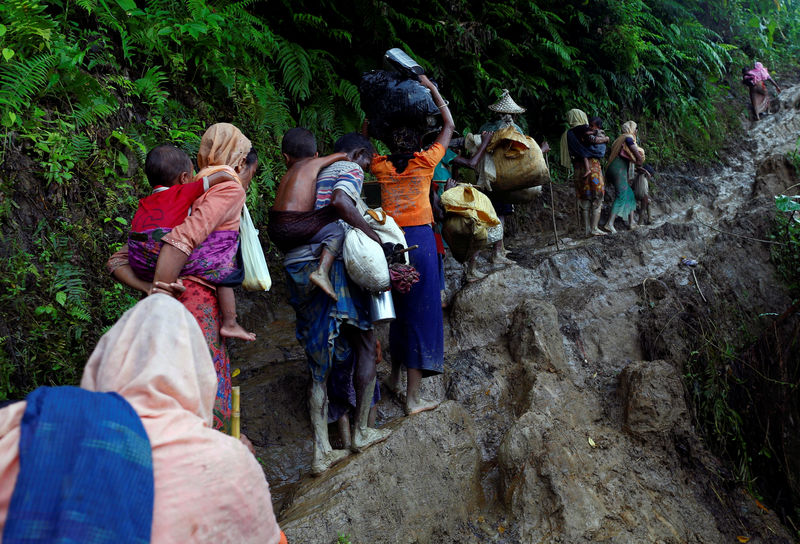 © Reuters. Rohingya refugees climb up a hill after crossing the Bangladesh-Myanmar border in Cox's Bazar