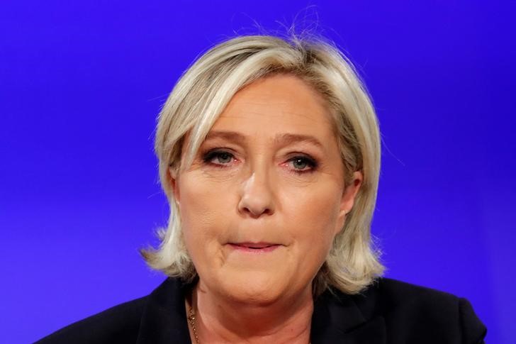 © Reuters. MARINE LE PEN TENTE DE REDEVENIR L'OPPOSANTE N°1 À MACRON