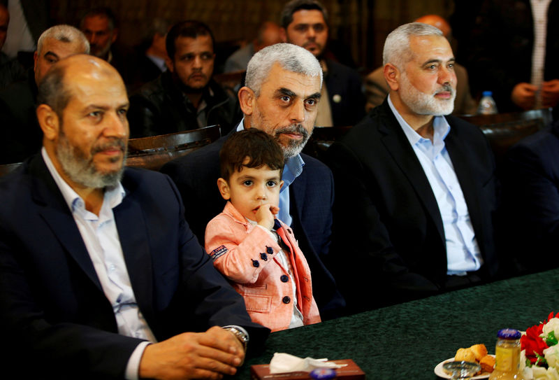 © Reuters. FILE PHOTO: Hamas leader Ismail Haniyeh and Hamas Gaza Chief Yahya Al-Sinwar attend a ceremony announcing a new policy document, in Gaza City