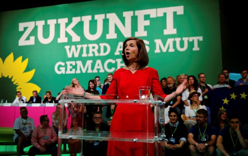 © Reuters. FILE PHOTO - Top candidate Goering-Eckardt of Germany's environmental Greens party addresses a party congress in Berlin