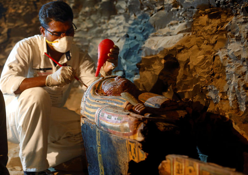 © Reuters. اكتشاف مقبرة "صانع ذهب" الأسرة الثامنة عشر في مصر
