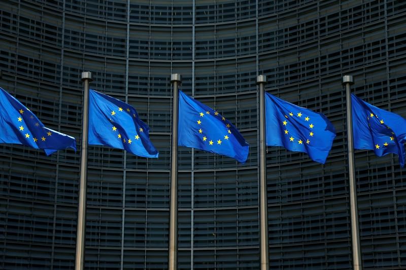 © Reuters. EU flags flutter outside the EU Commission headquarters in Brussels