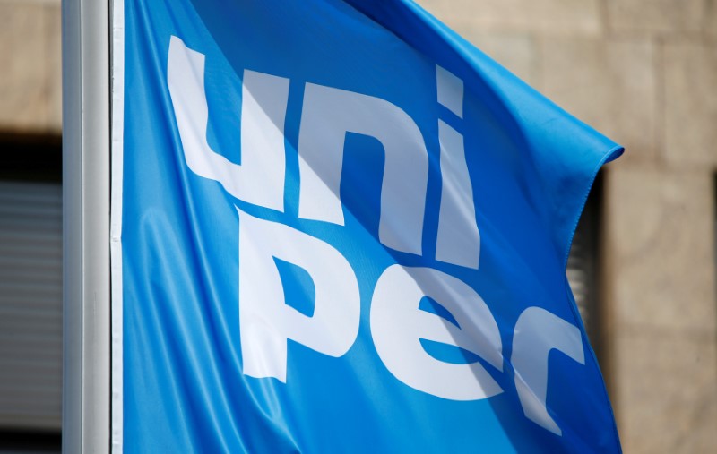 © Reuters. FILE PHOTO: The flag of Uniper flutters in Duesseldorf
