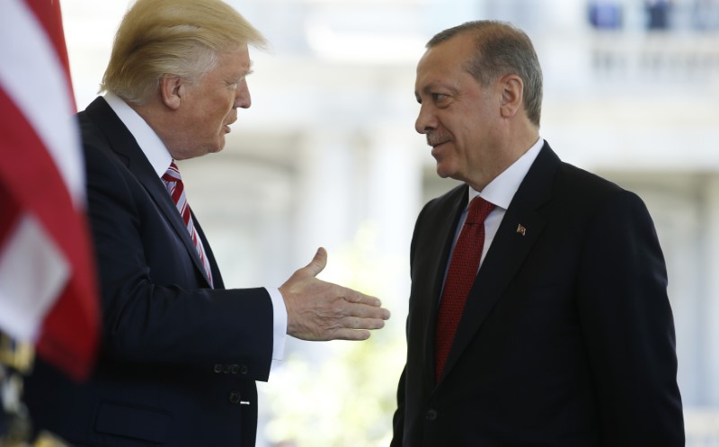 © Reuters. ترامب وإردوغان يتفقان على تعزيز العلاقات