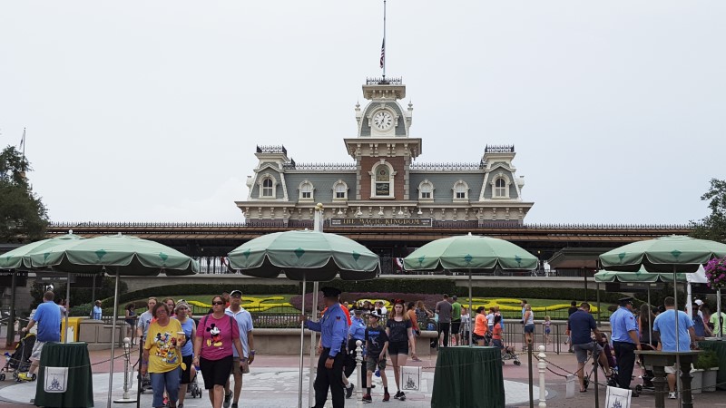 © Reuters. Security officers staff the entrance at the Walt Disney World's Magic Kingdom in Orlando