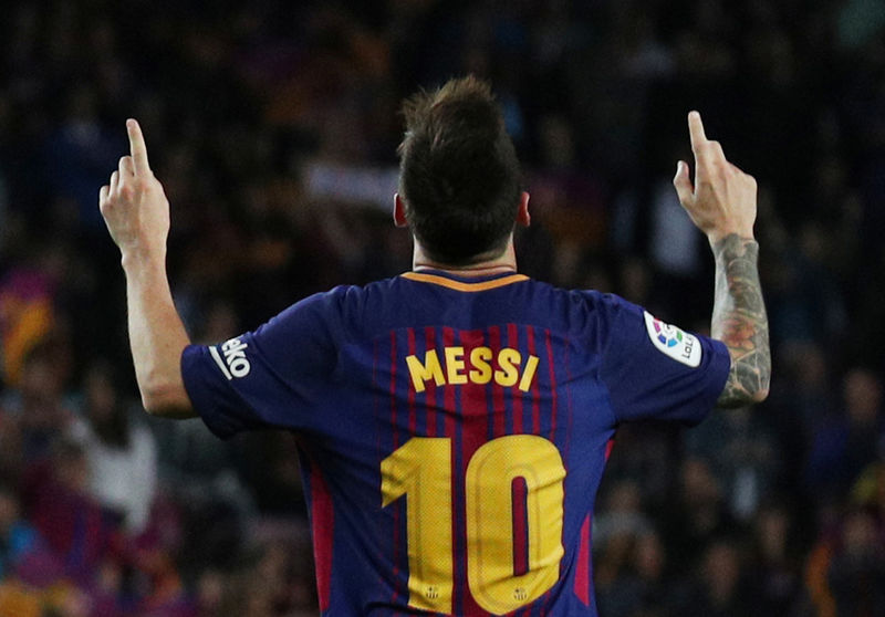 © Reuters. Tiplete de Messi amplía la ventaja del Barça sobre el Real Madrid en liga