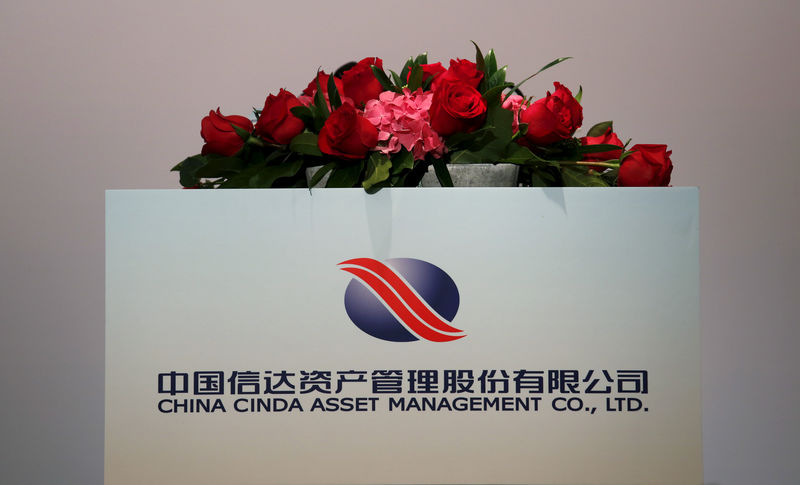 © Reuters. FILE PHOTO: The company logo of China Cinda Asset Management Co Ltd is displayed at a news conference on the company's annual results in Hong Kong