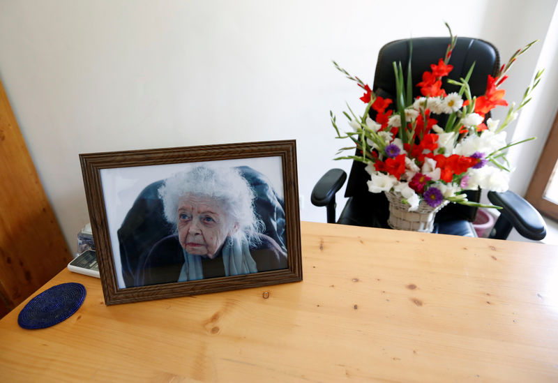 © Reuters. A photograph of Late Nancy Hatch Dupree, An American historian and A bouquet of flowers are seen at her office after she passed away, in Afghanistan Centre at Kabul University (ACKU) in Kabul, Afghanistan