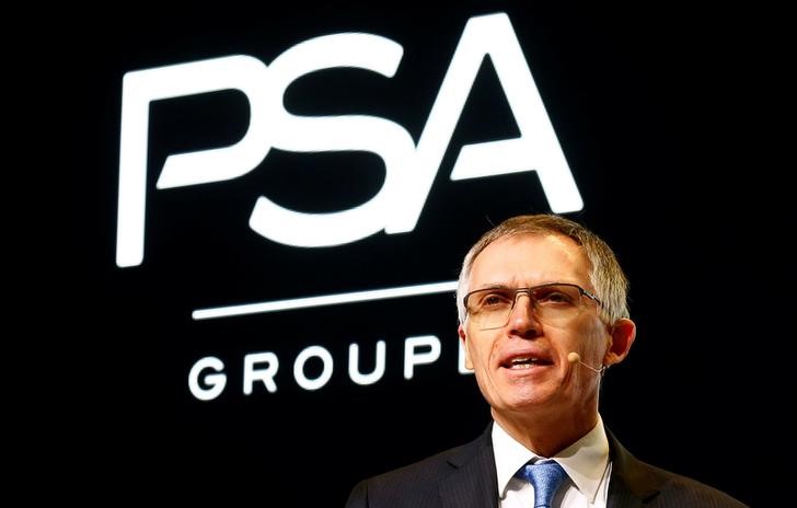 © Reuters. FILE PHOTO: Tavares, Chairman of the Managing Board of French carmaker PSA Group addresses the media during the 87th International Motor Show at Palexpo in Geneva