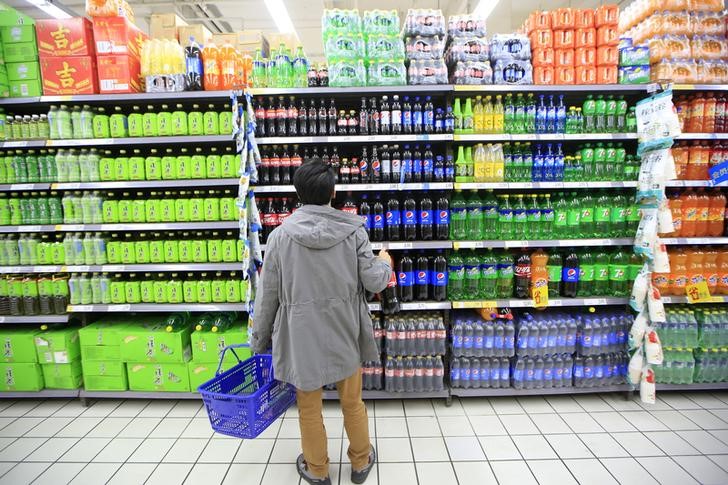 © Reuters. A consumer chooses soft drinks at a supermarket in Shanghai