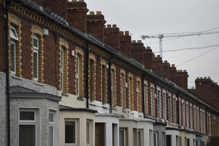 © Reuters. A crane is seen behind a row of residential properties in the Capital Dock area of Dublin