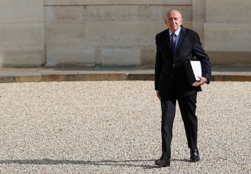 © Reuters. COLLOMB VEUT RENFORCER LE CONTRÔLE DES FONCTIONNAIRES RADICALISÉS