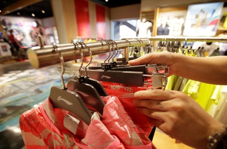 © Reuters. A customer selects a product in a shop at Li Ning Center in Beijing