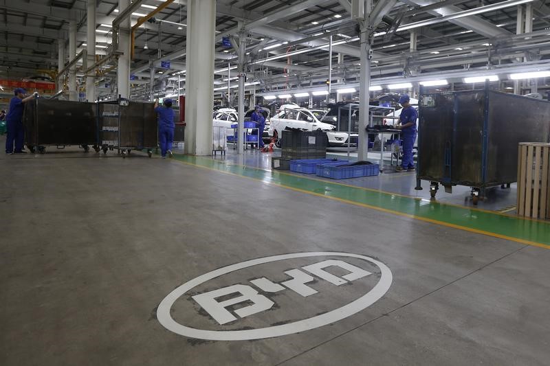 © Reuters. A logo of BYD is painted inside an assembly line of the automobile maker in Shenzhen