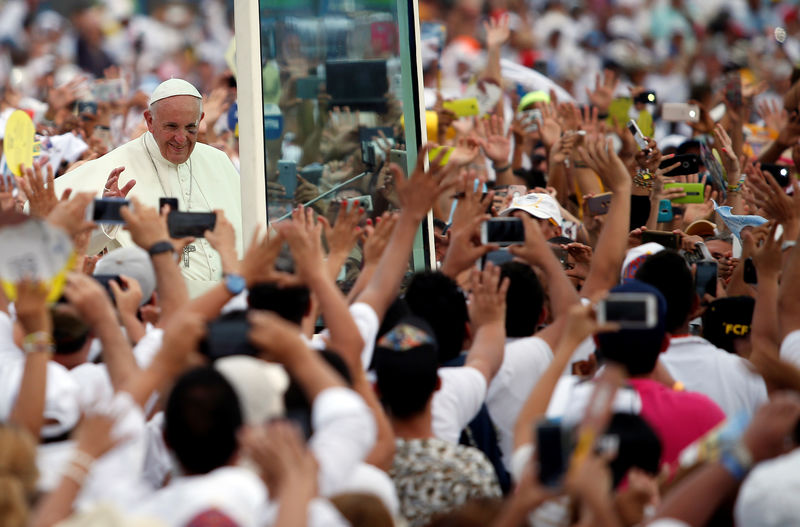 © Reuters. El Papa Francisco pide en Colombia terminar con la "lacra" del narcotráfico