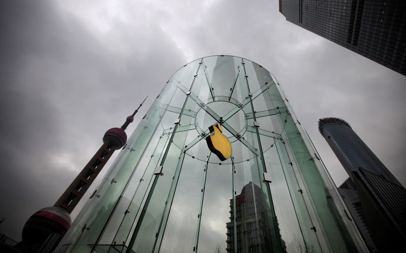 © Reuters. FILE PHOTO: An Apple logo is seen at an Apple store in Pudong, the financial district of Shanghai, China