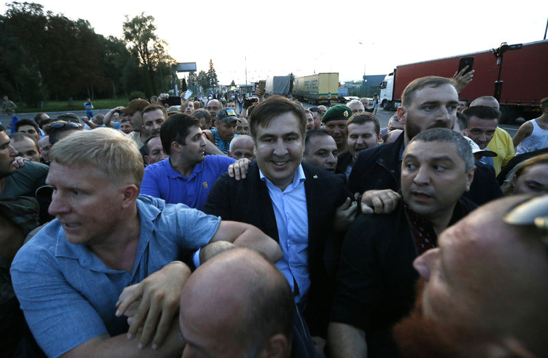 © Reuters. Михаил Саакашвили и его сторонники у пункта пропуска на границе с Польшей в украинском поселке Краковец