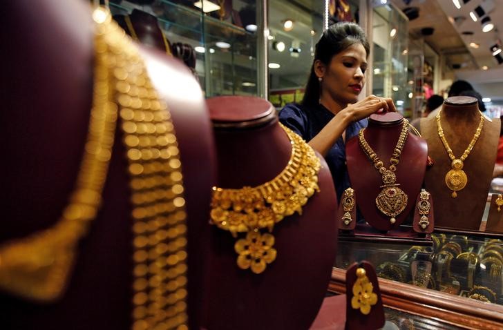 © Reuters. Ювелирный магазин в Мумбаи