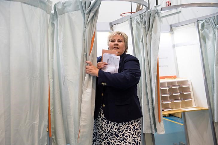 © Reuters. النرويجيون يصوتون في آخر أيام انتخابات برلمانية متقاربة