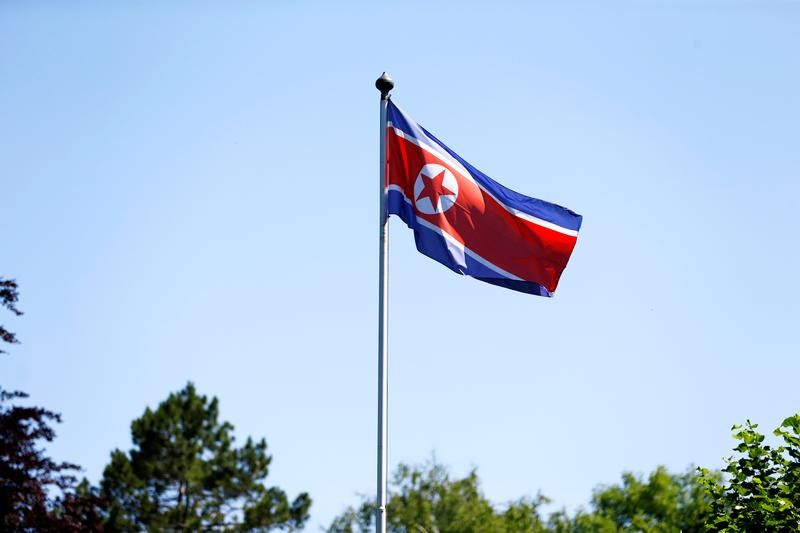 © Reuters. Bandeira da Coreia do Norte, em Genebra, na Suíça