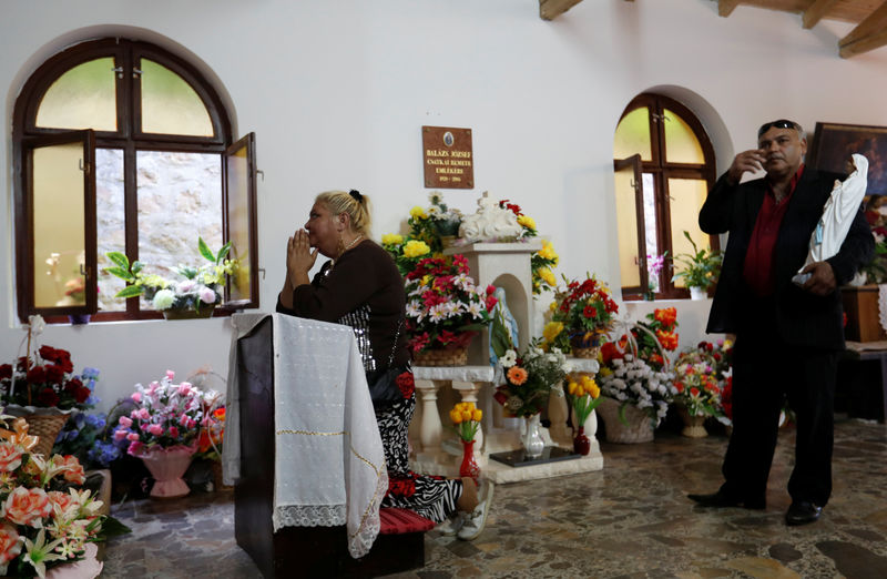 © Reuters. Roma pray to the Virgin Mary in the chapel in Csatka