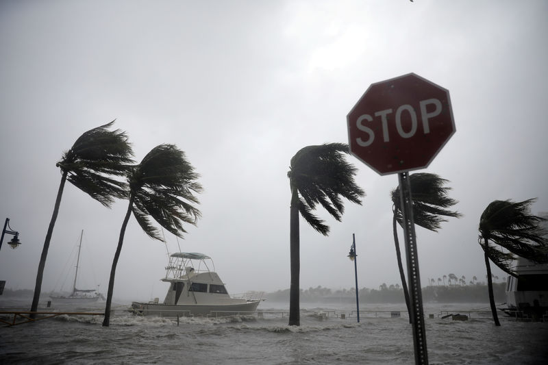 © Reuters. Barcos são vistos em marina à medida que furacão Irma atinge sul da Flórida, em Miami