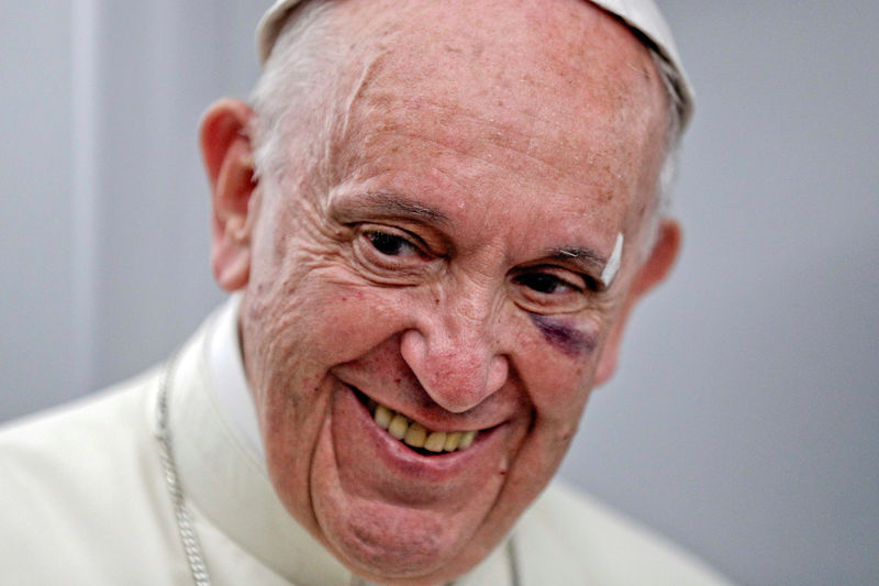 © Reuters. Pope Francis talks to journalists during a press conference aboard a plane flight to Rome at the end of his visit to Colombia