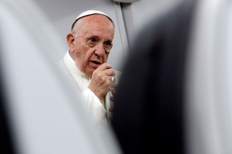 © Reuters. Pope Francis talks to journalists during a press conference aboard a plane flight to Rome at the end of his visit to Colombia