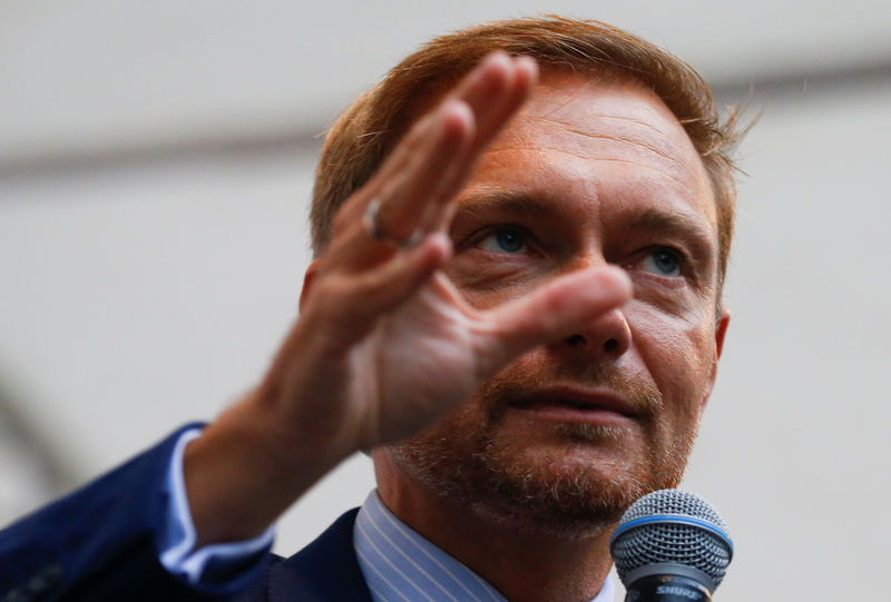 © Reuters. Leader of Germany's Free Democrats Christian Lindner campaigns in Hamburg