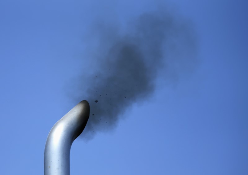 © Reuters. A truck engine is tested for pollution near the Mexican-U.S. border in Otay Mesa, California