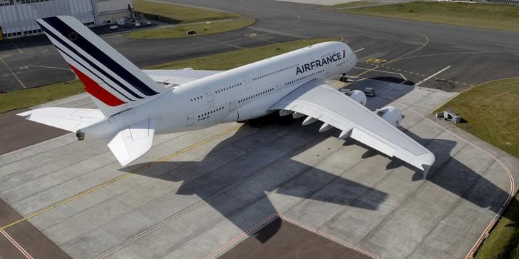 © Reuters. Airbus A 380 da Air France é visto no aeroporto Charles de Gaulle, próximo a Paris, França