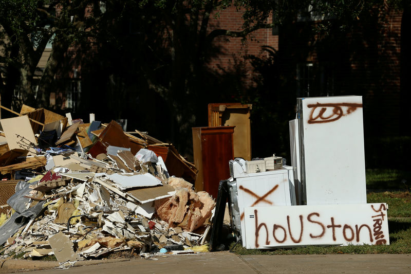 © Reuters. FILE PHOTO: Flood-damaged contents from homes line the roads along residential streets in the aftermath of tropical storm Harvey on the west side of Houston