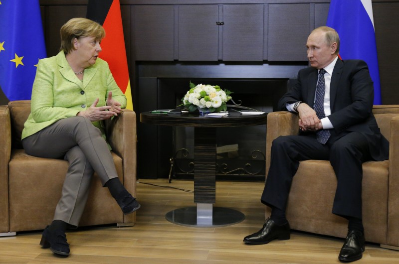 © Reuters. Presidente da Rússia, Vladimir Putin, e chanceler da Alemanha, Angela Merkel, durante reunião em Sóchi, na Rússia