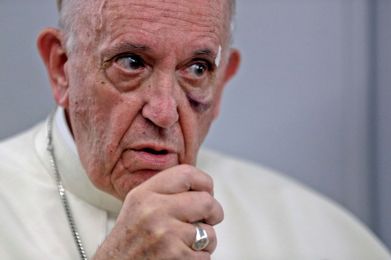 © Reuters. Papa Francisco fala com jornalistas a bordo de avião a caminho de Roma, após visita à Colômbia