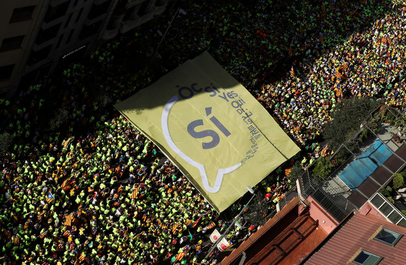 © Reuters. Cientos de miles de personas marchan en la Diada por la independencia de Cataluña