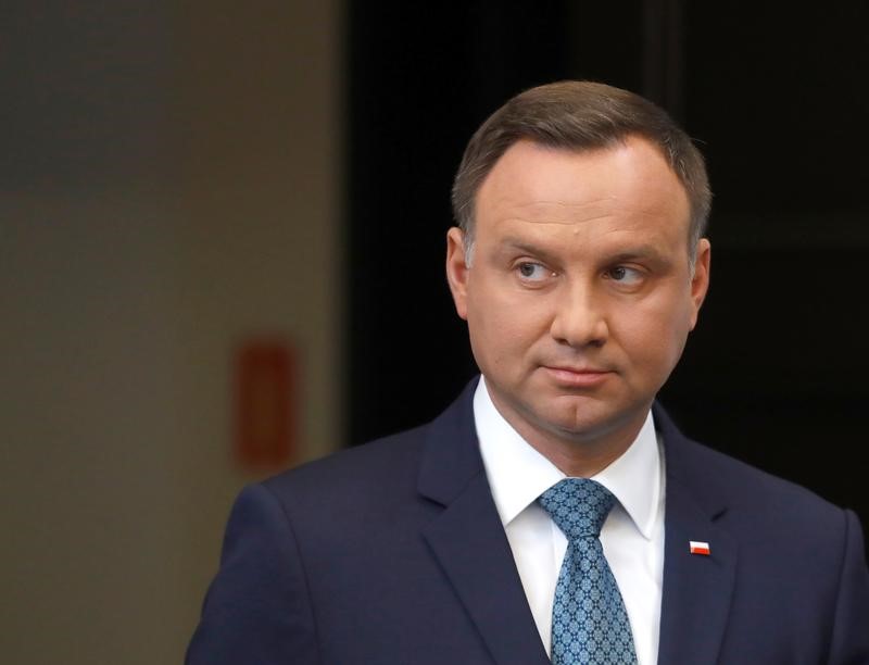 © Reuters. Poland's President Duda looks on after his media announcement about Supreme Court legislation in Warsaw