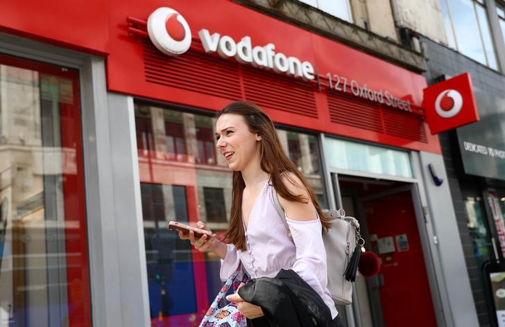 © Reuters. Mulher passa diante de loja da Vodafone em Londres, Reino Unido
