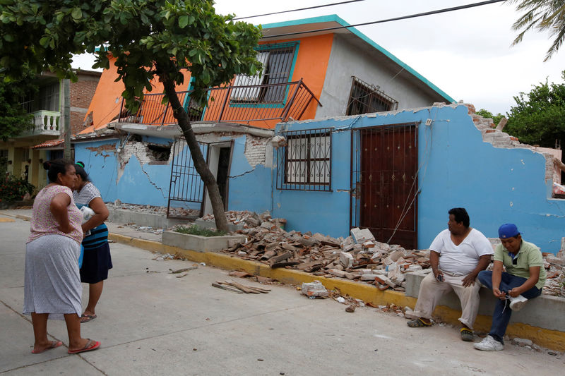 © Reuters. Moradores perto de casa destruída por furacão em  Ixtaltepec, no México