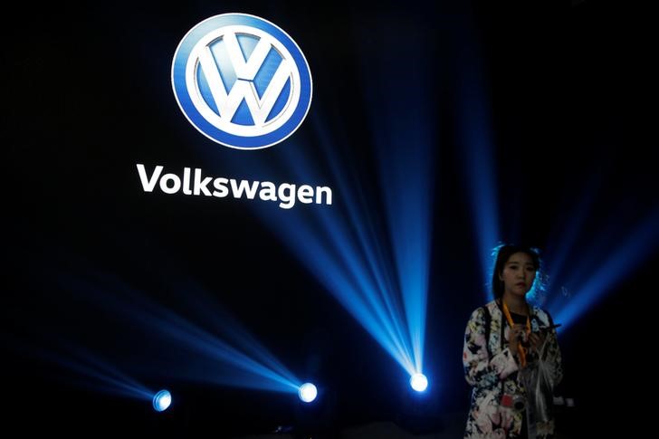 © Reuters. Logo da Volkswagen durante lançamento em Xangai, China
