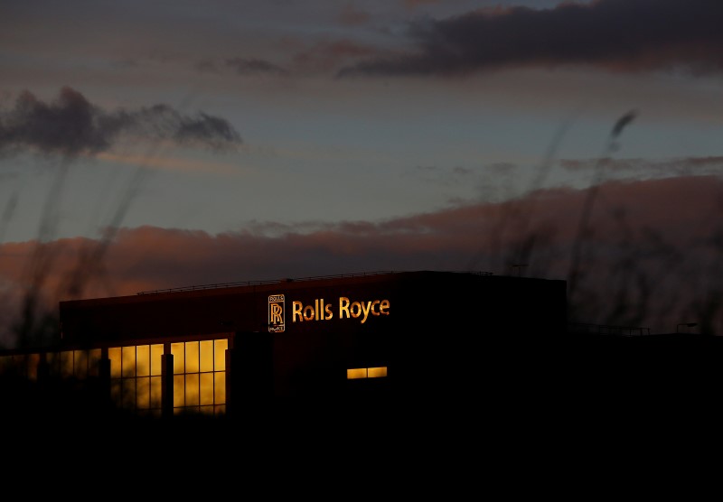 © Reuters. FILE PHOTO - The setting sun reflects on the windows of a building at Rolls-Royce in Derby