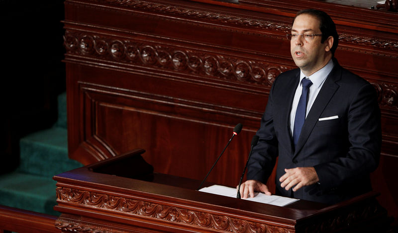 © Reuters. Tunisia's Prime Minister Youssef Chahed speaks at the Assembly of People's Representatives in Tunis