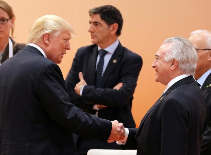 © Reuters. Temer e Trump se cumprimentam na cúpula do G20 em Hamburgo