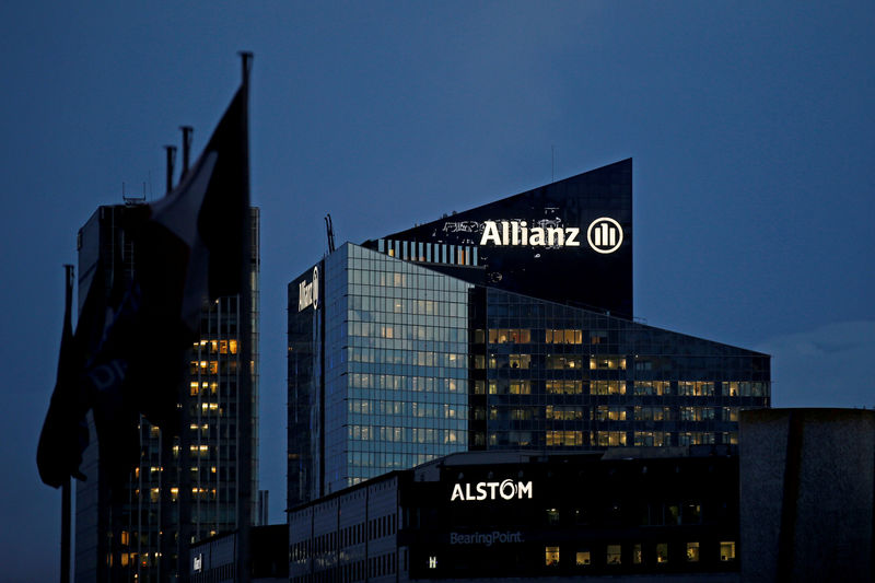 © Reuters. FILE PHOTO: The logo of insurer Allianz SE is seen on the company tower at La Defense business and financial district in Courbevoie