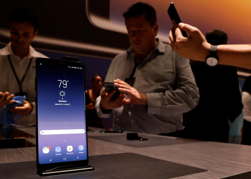 © Reuters. Guests use the new Galaxy Note 8 smartphone during the company's launch event in New York