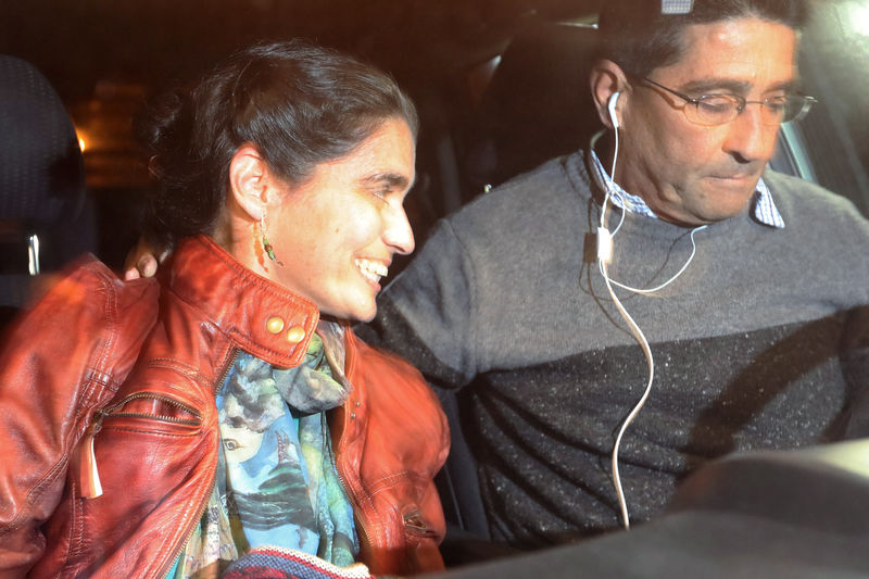 © Reuters. Maritza Garrido Lecca (L), a ballet dancer who hid Abimael Guzman, former leader of Shining Path in her apartment in the 1990s, is freed from prison in Lima