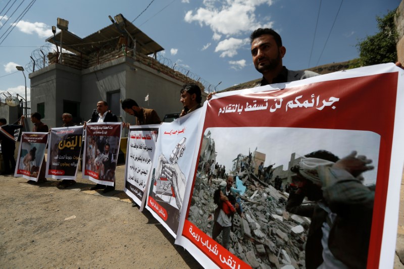 © Reuters. People hold banners showing victims of Saudi-led air strikes during a demonstration outside the United Nations offices in Sanaa