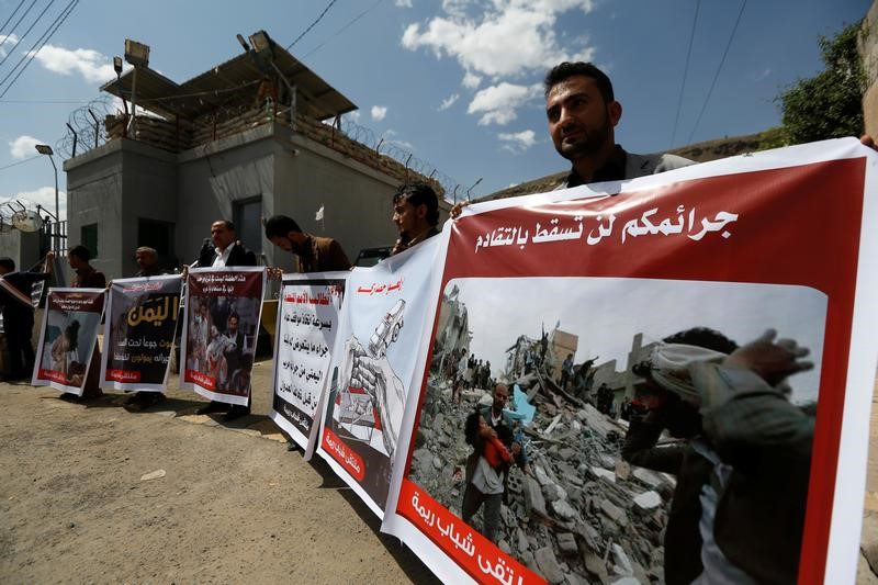© Reuters. هيومن رايتس ووتش تتهم التحالف بقيادة السعودية في اليمن بجرائم حرب